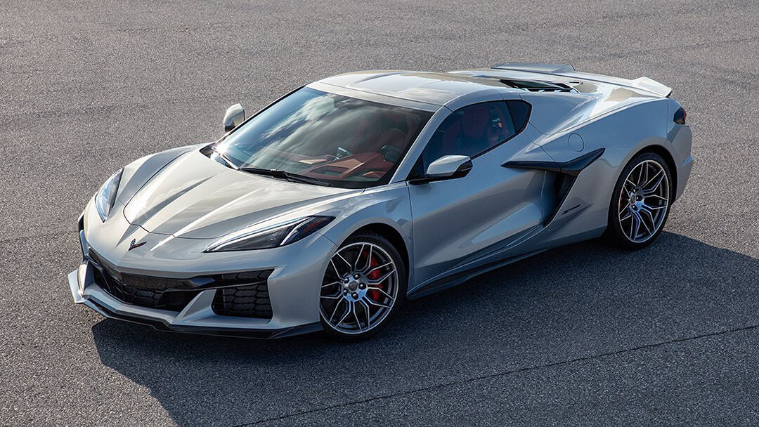 Заряженный Chevrolet Corvette Z06: первое фото и дата премьеры