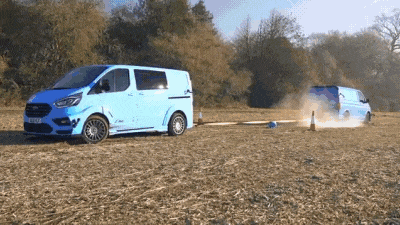 Блогеры заставили фургоны VW Transporter, Ford Transit и MB Vito перетягивать канат