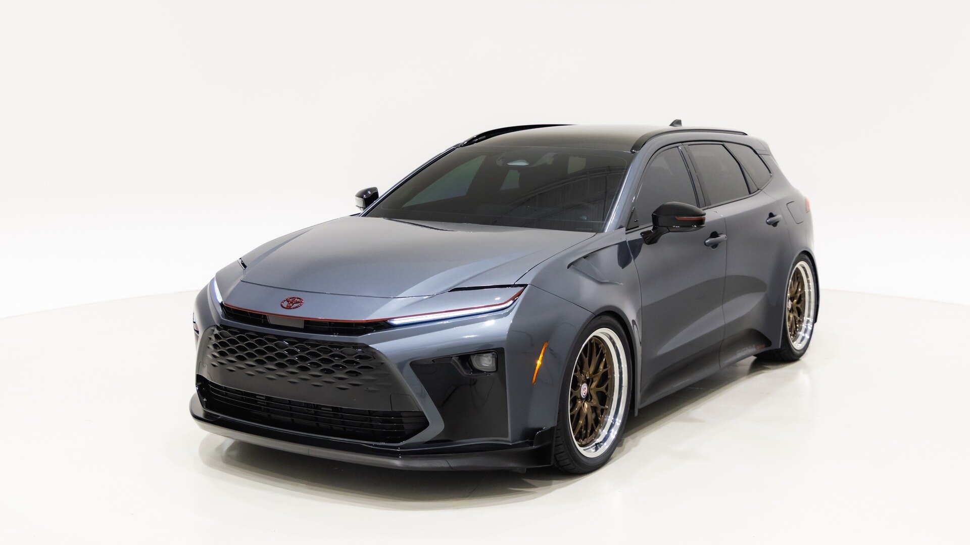 Toyota превратила универсал Crown Signia в семейный спорткар для SEMA