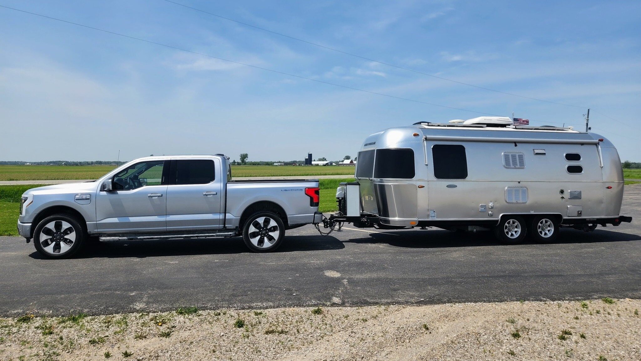 Электропикап Ford F-150 Lightning теряет половину запаса хода при буксировке кемпера