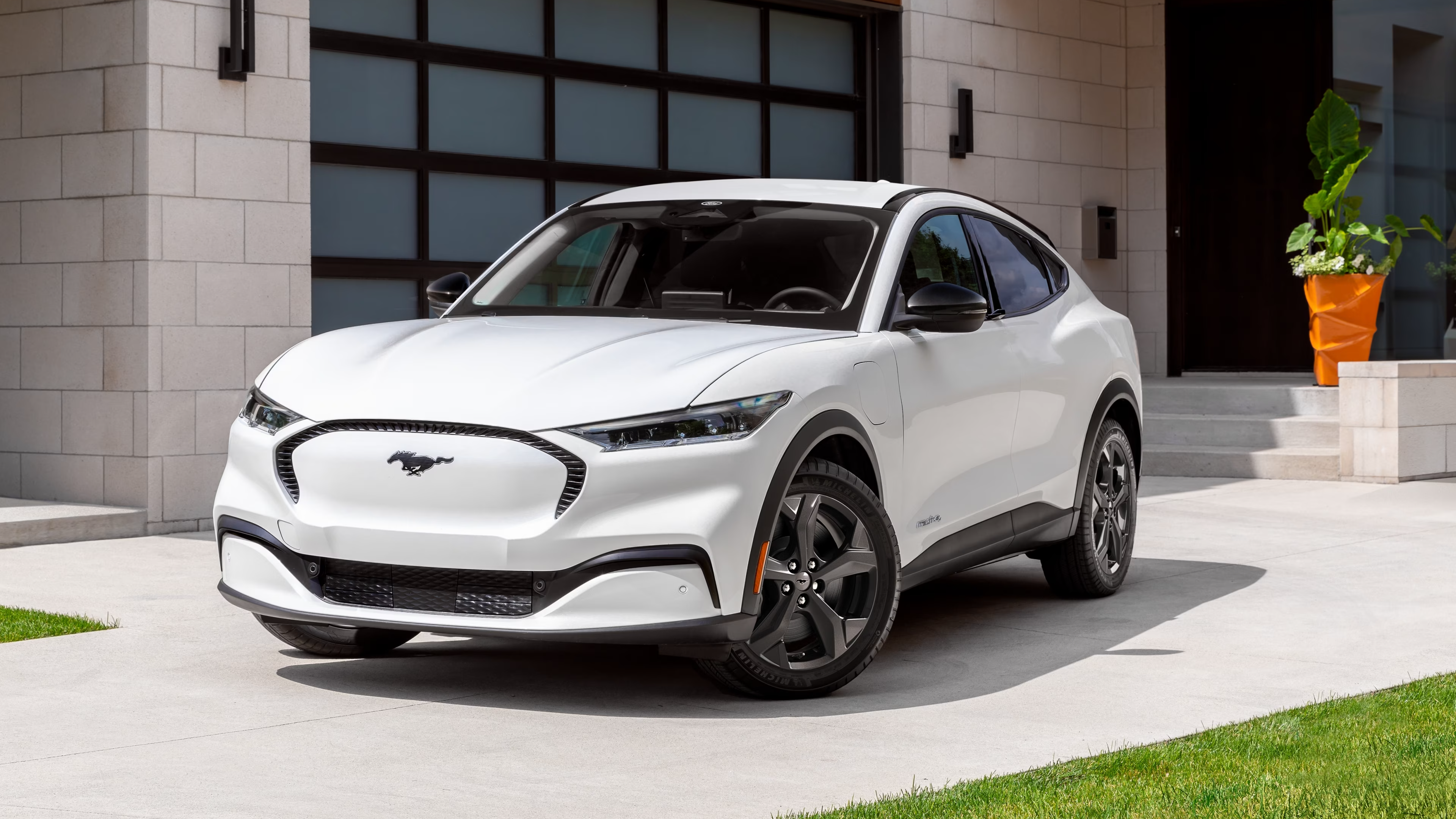 Ford снизил цены на свои электрокары вслед за Tesla