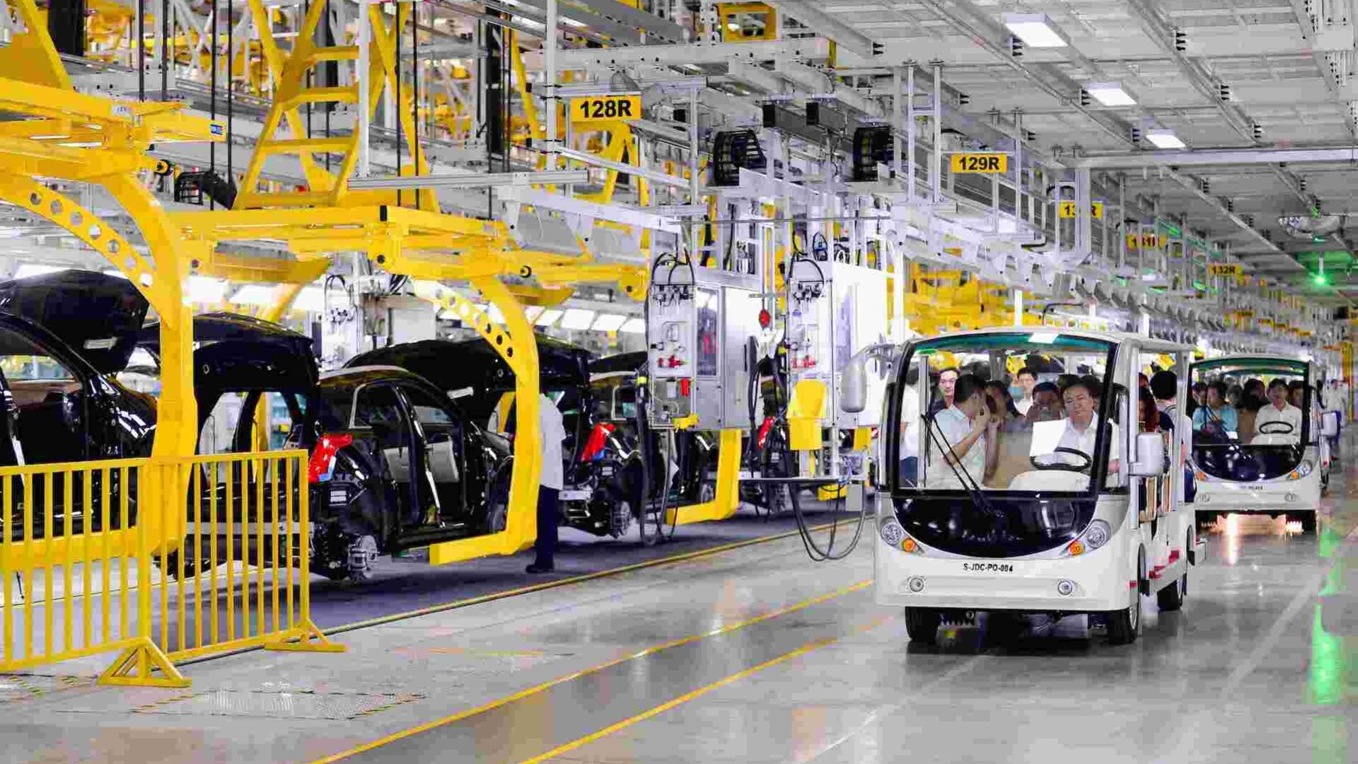 Рабочим GM в Шанхае предложили жить прямо на заводе