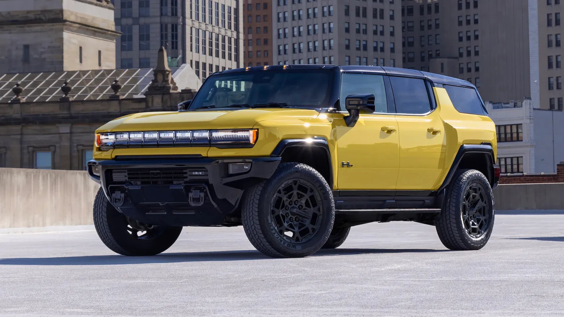 У батарейного Hummer появились ностальгический цвет и порт «Теслы»