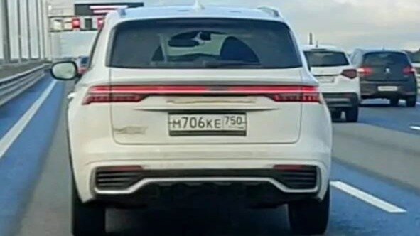 Флагманский кроссовер Geely на платформе Volvo уже привезли в Россию, но никому не показывают