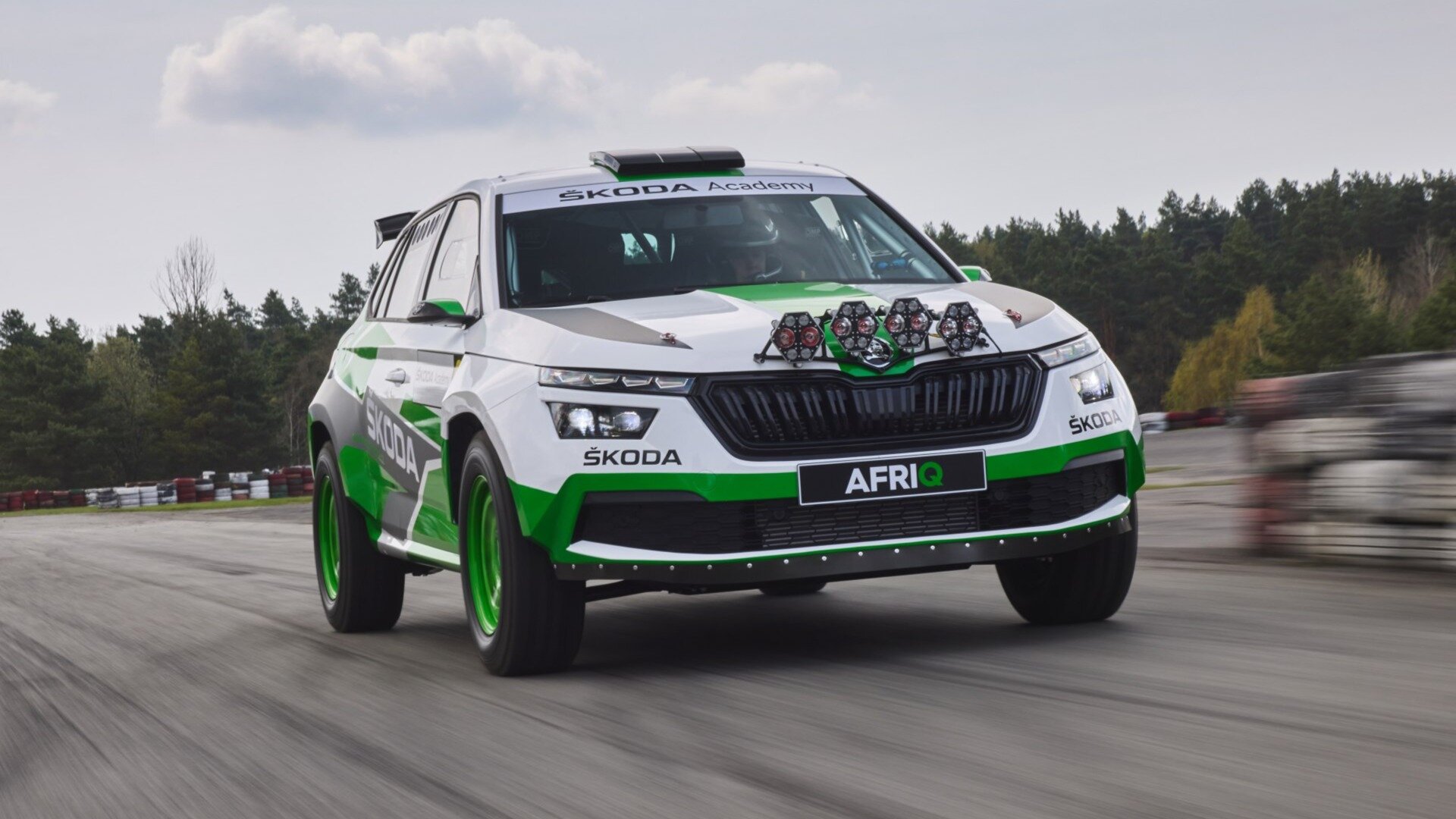 Студенты Skoda построили раллийный кроссовер с системой добычи питьевой воды из воздуха