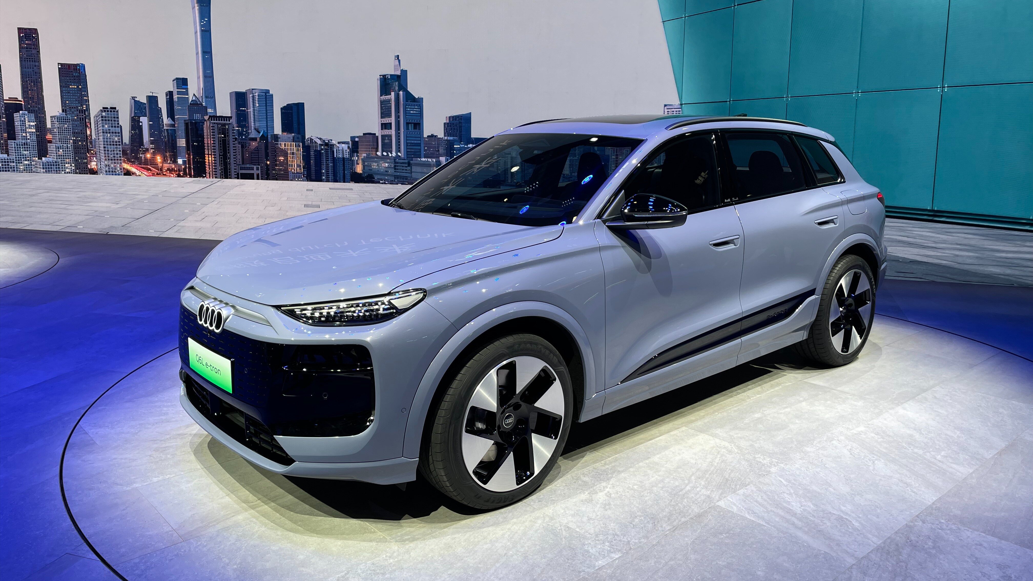 Электрокроссовер Audi Q6 e-tron стал более длинным и дальнобойным для Китая