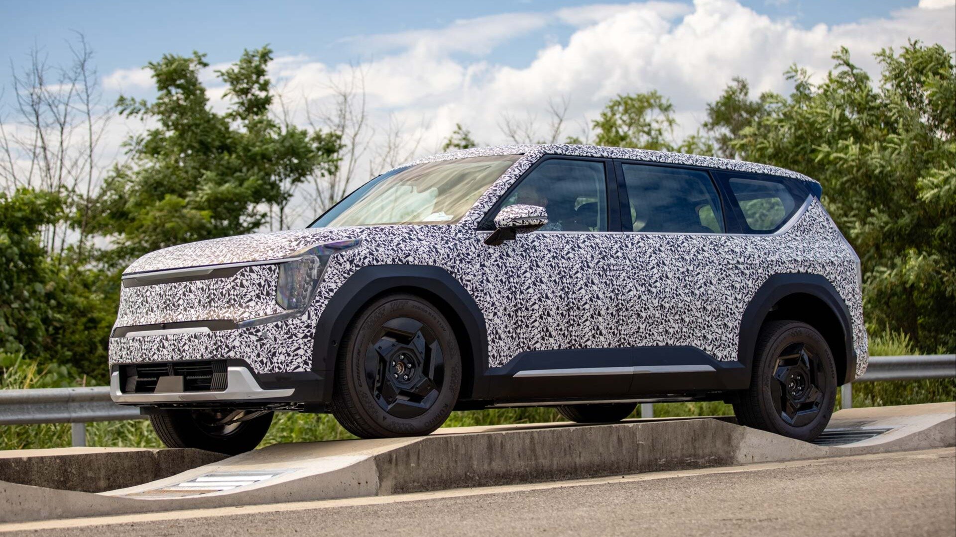 Большой серийный электрокроссовер Kia: первые фото