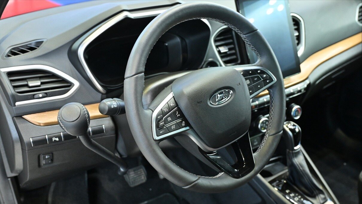 У Lada Vesta появилась версия с ручным управлением