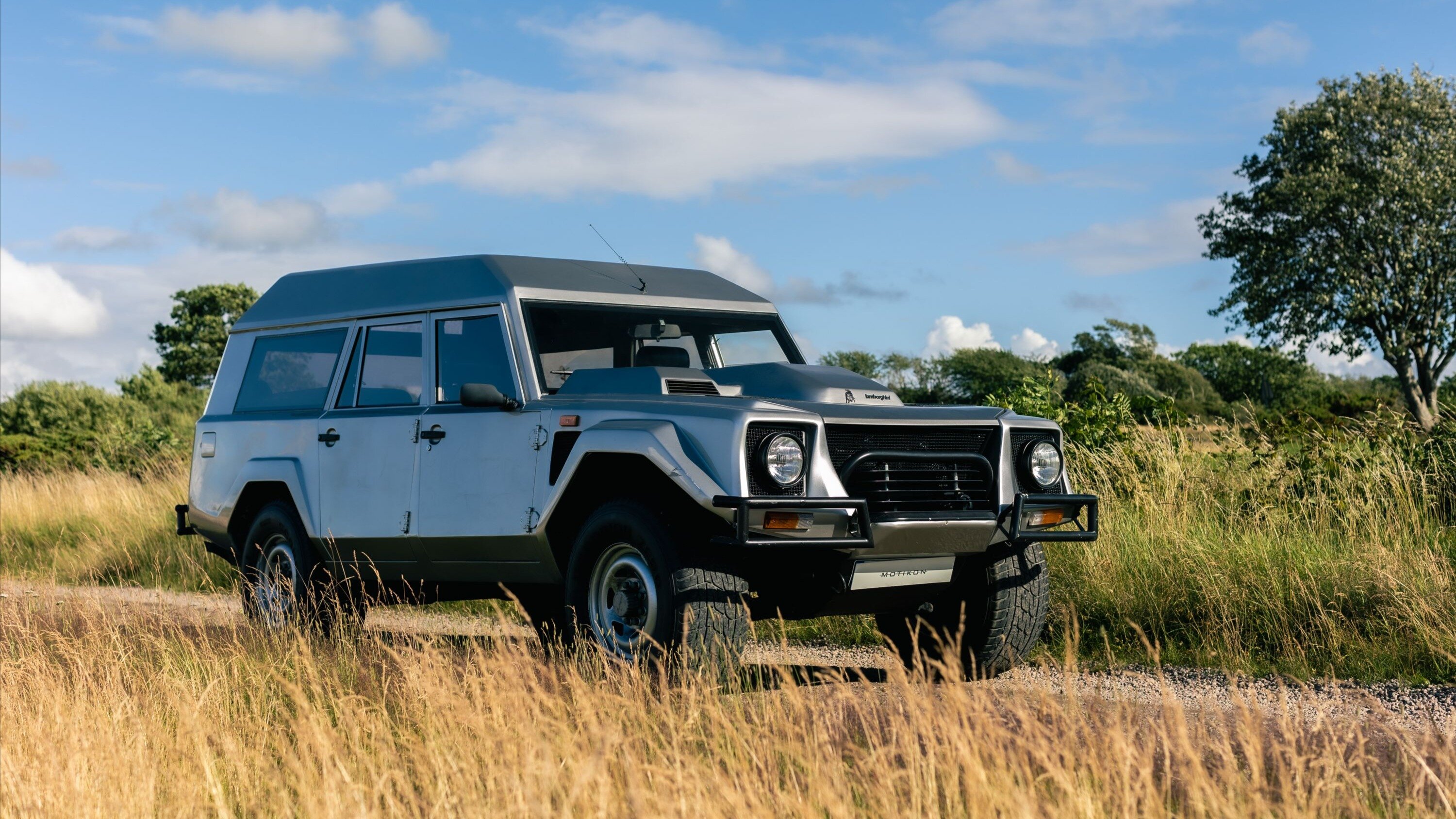 На торги выставили уникальный внедорожник Lamborghini LM002, созданный для султана Брунея