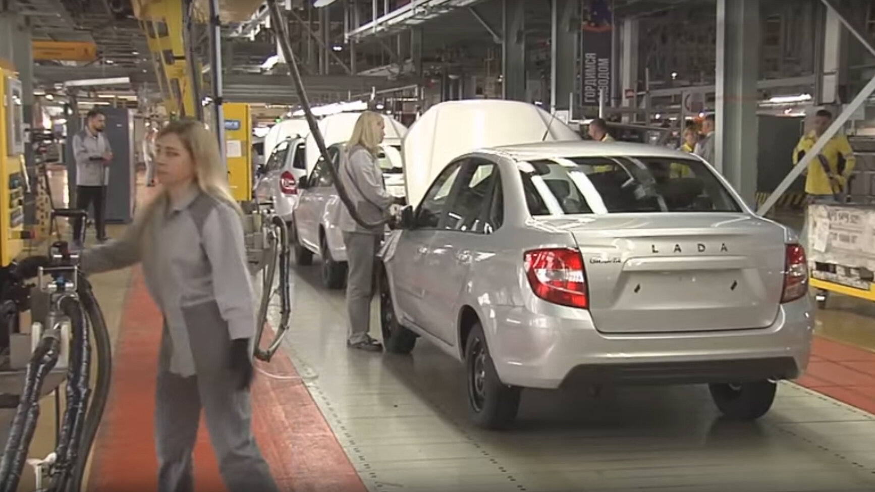 Сборку «антикризисной» Lada Granta показали на видео