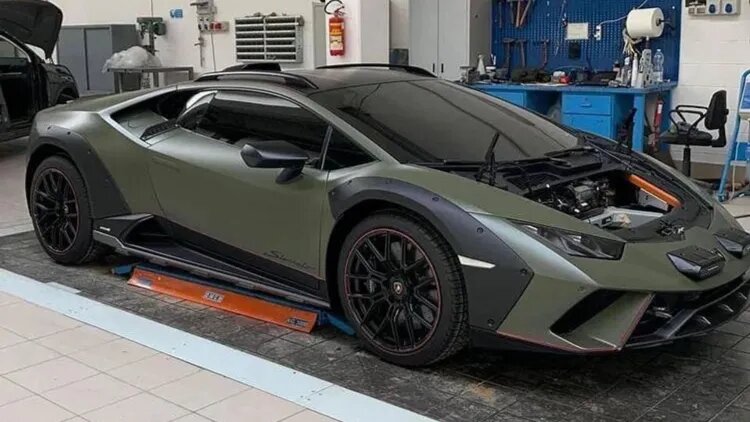 Внедорожная версия Lamborghini Huracan: первое фото без камуфляжа