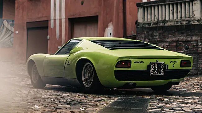 Lamborghini устроила погоню современных суперкаров за классической Miura