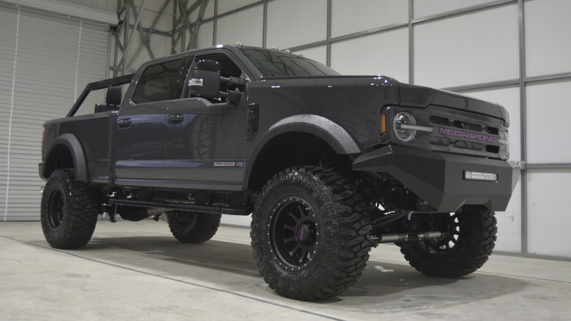Пикап Ford F-250 превратили во внедорожного монстра с лицом Bronco