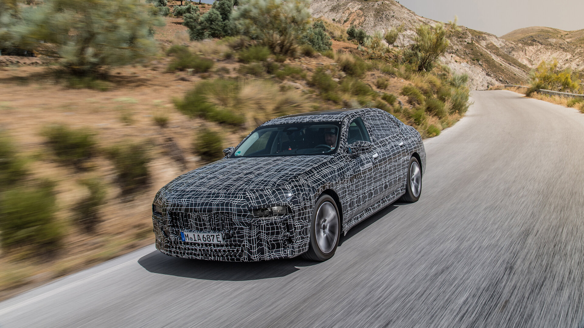 BMW завершает испытания нового флагмана на батарейках
