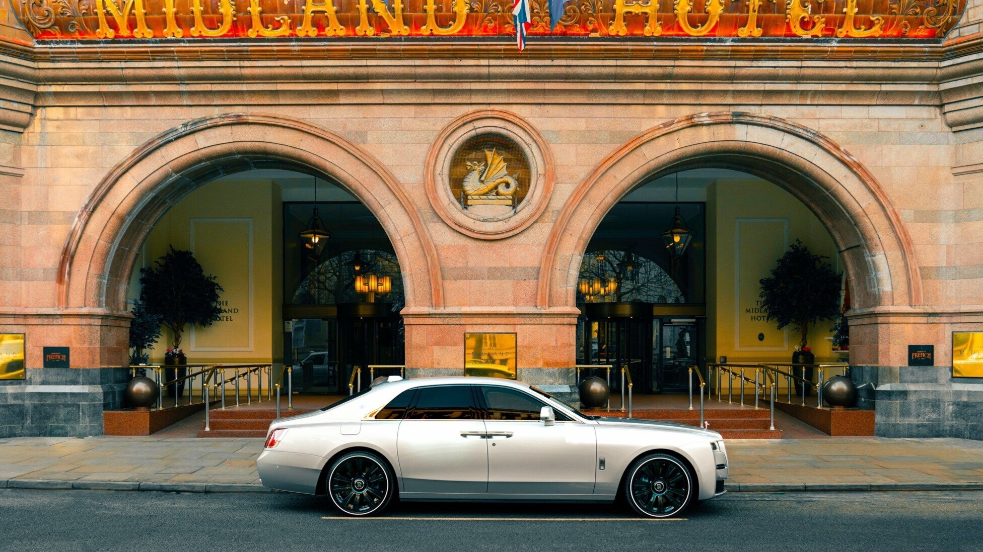 Особый Rolls-Royce Ghost посвятили Манчестеру — такой сделали всего один