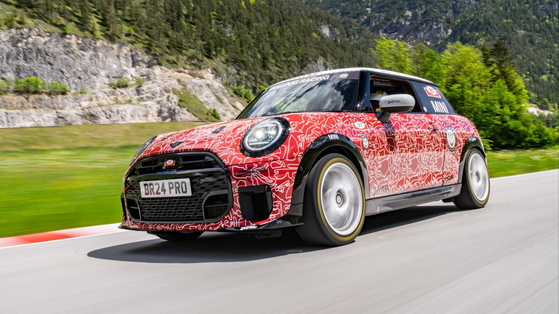 Бензиновый хот-хэтч MINI JCW: первые фото