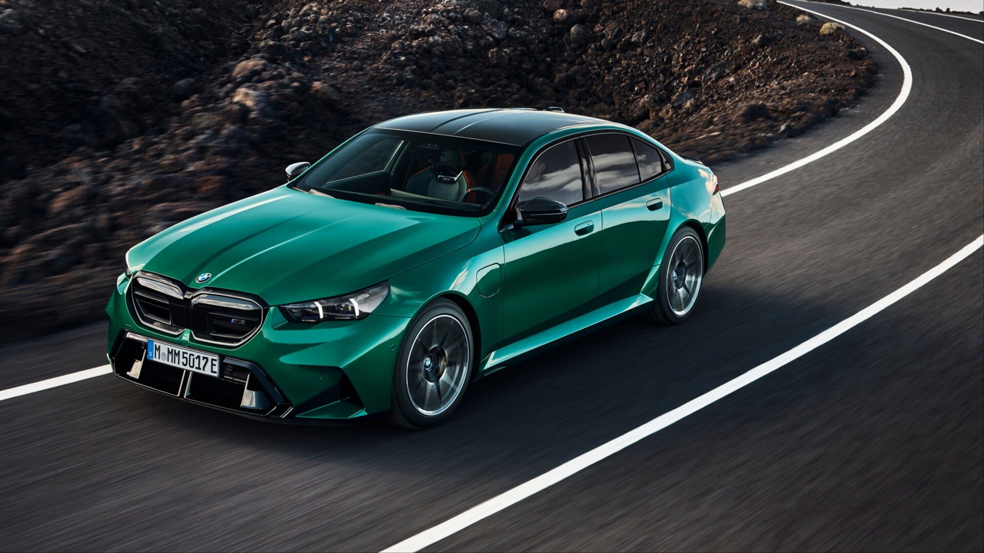Новый BMW M5 дебютировал с гибридным двигателем и режимом дрифта