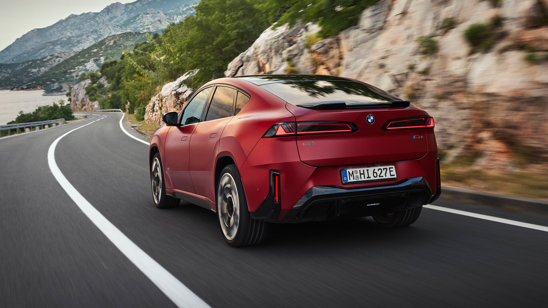 612 сил и 3,9 секунды до сотни: представлено кросс-купе BMW iX4