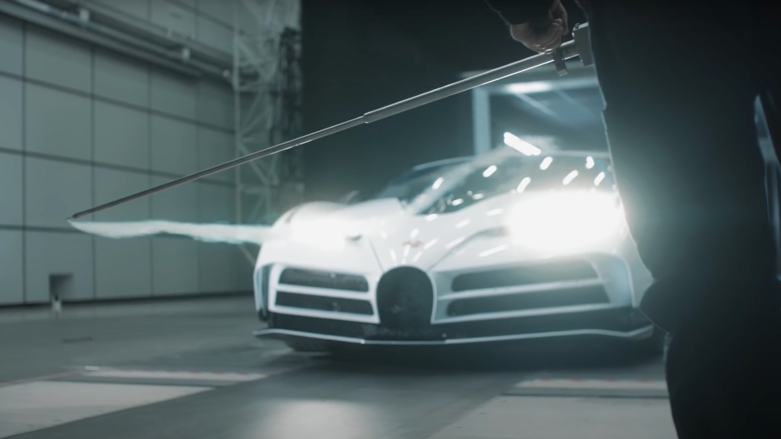 Посмотрите, как проверяют аэродинамику очень редкого и очень дорогого Bugatti