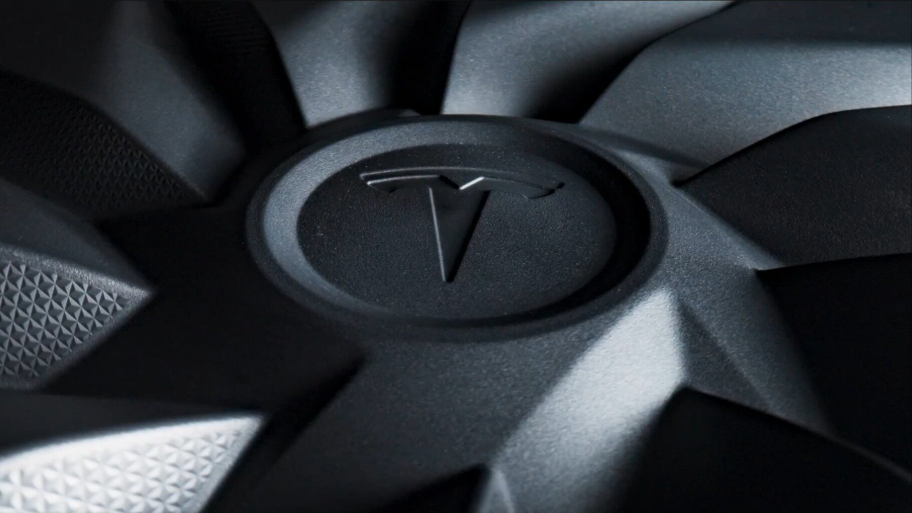 Tesla готовит таинственную новинку: опубликован тизер