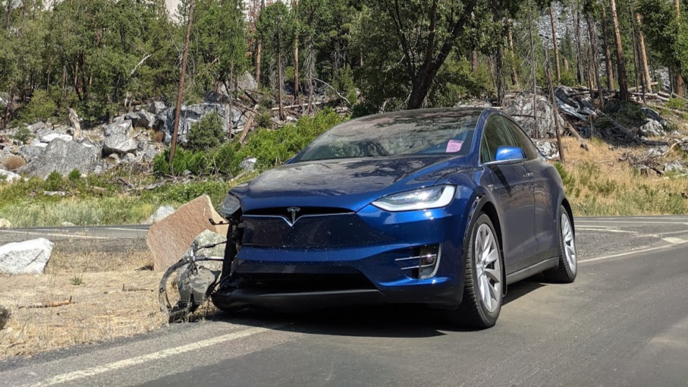 Владелец Tesla рассказал о «заколдованном» месте: здесь регулярно случаются аварии