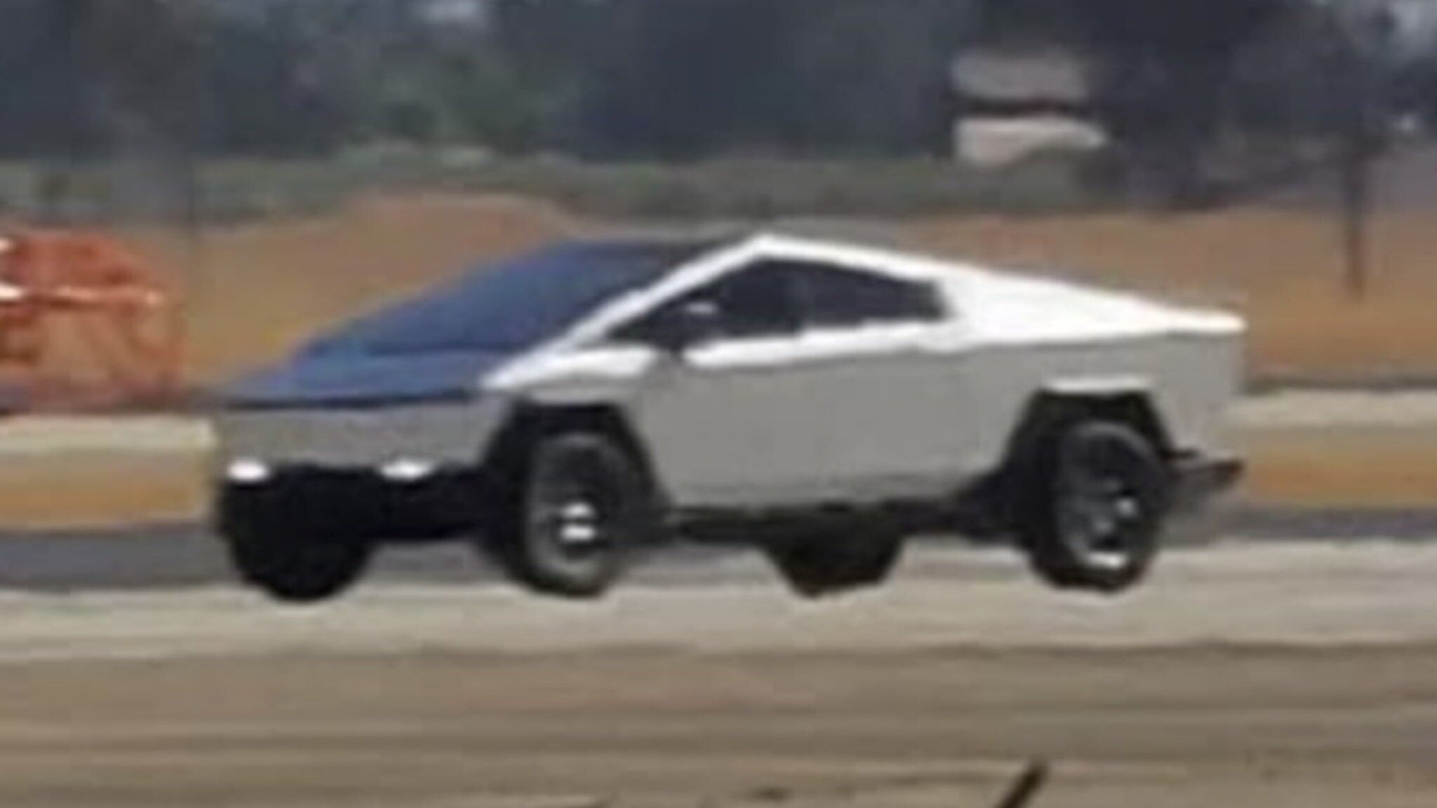 Предсерийный пикап Tesla Cybertruck сняли на видео