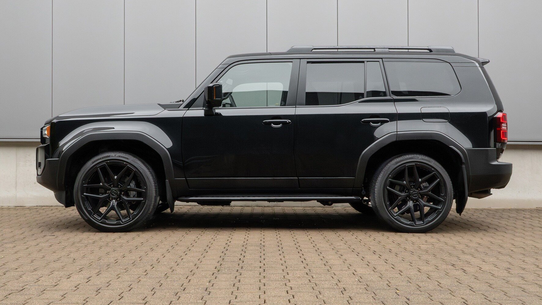 Land Cruiser Prado получил необычный тюнинг подвески: её занизили