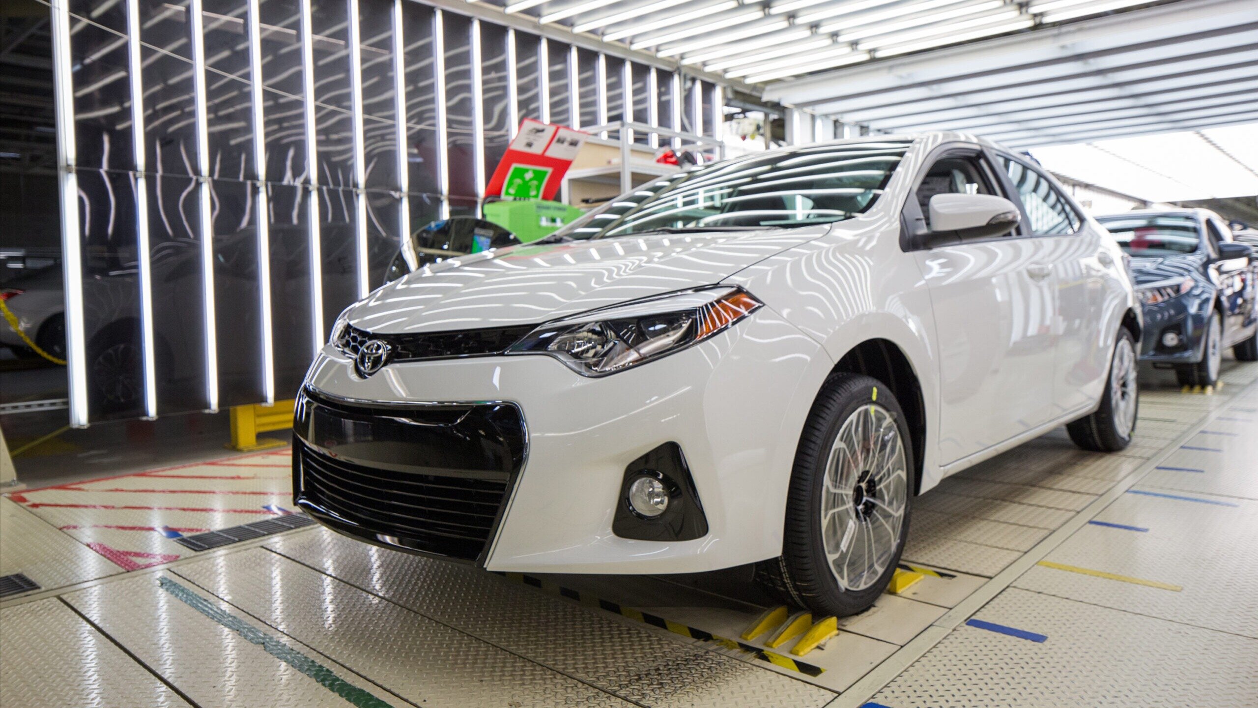 Прибыль Toyota упала почти в полтора раза