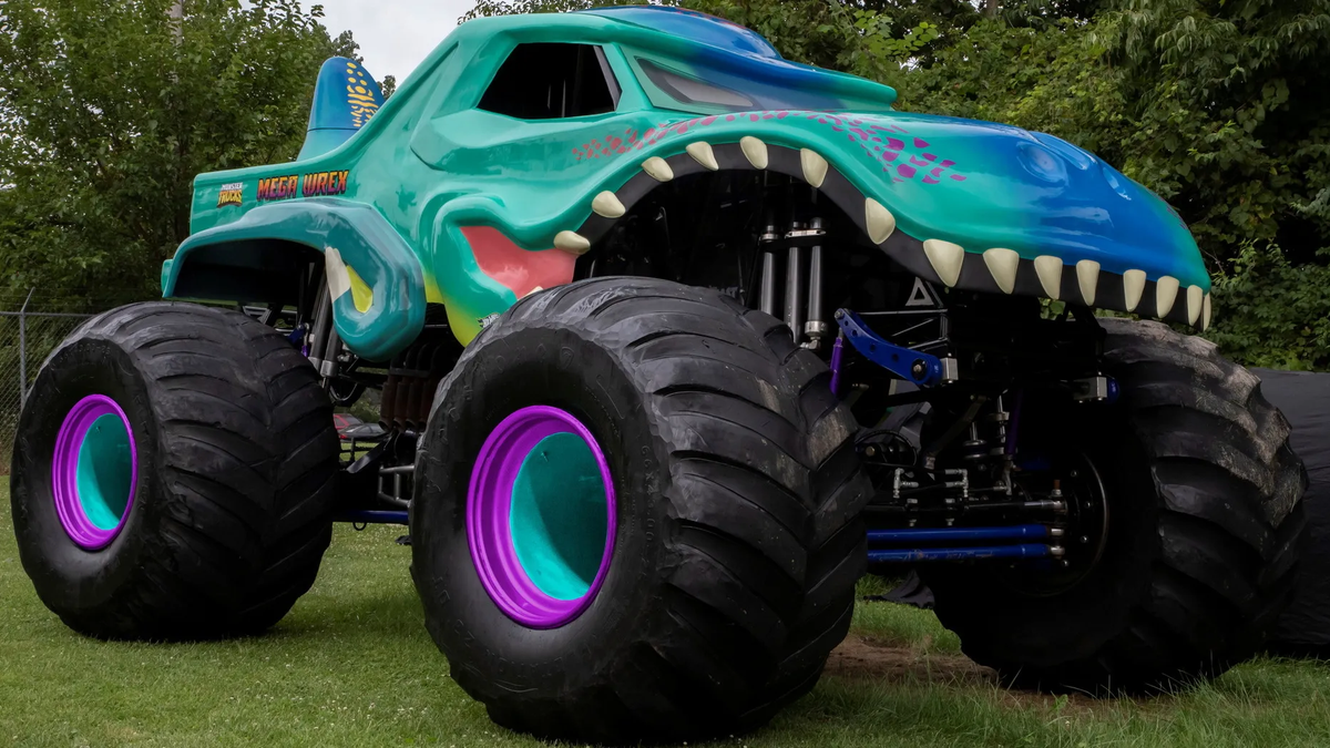 Посмотрите на необычные «игрушечные» монстр-траки Hot Wheels. У самого большого — 66-дюймовые колёса