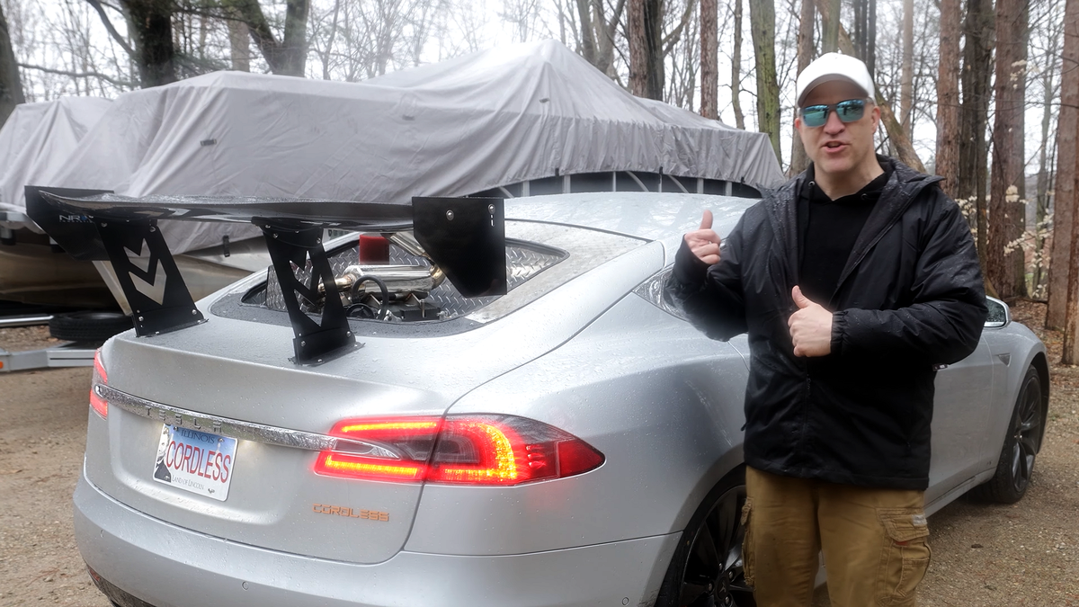 Блогер увеличил дальнобойность Tesla Model S до 1600 километров с помощью дизельного мотора