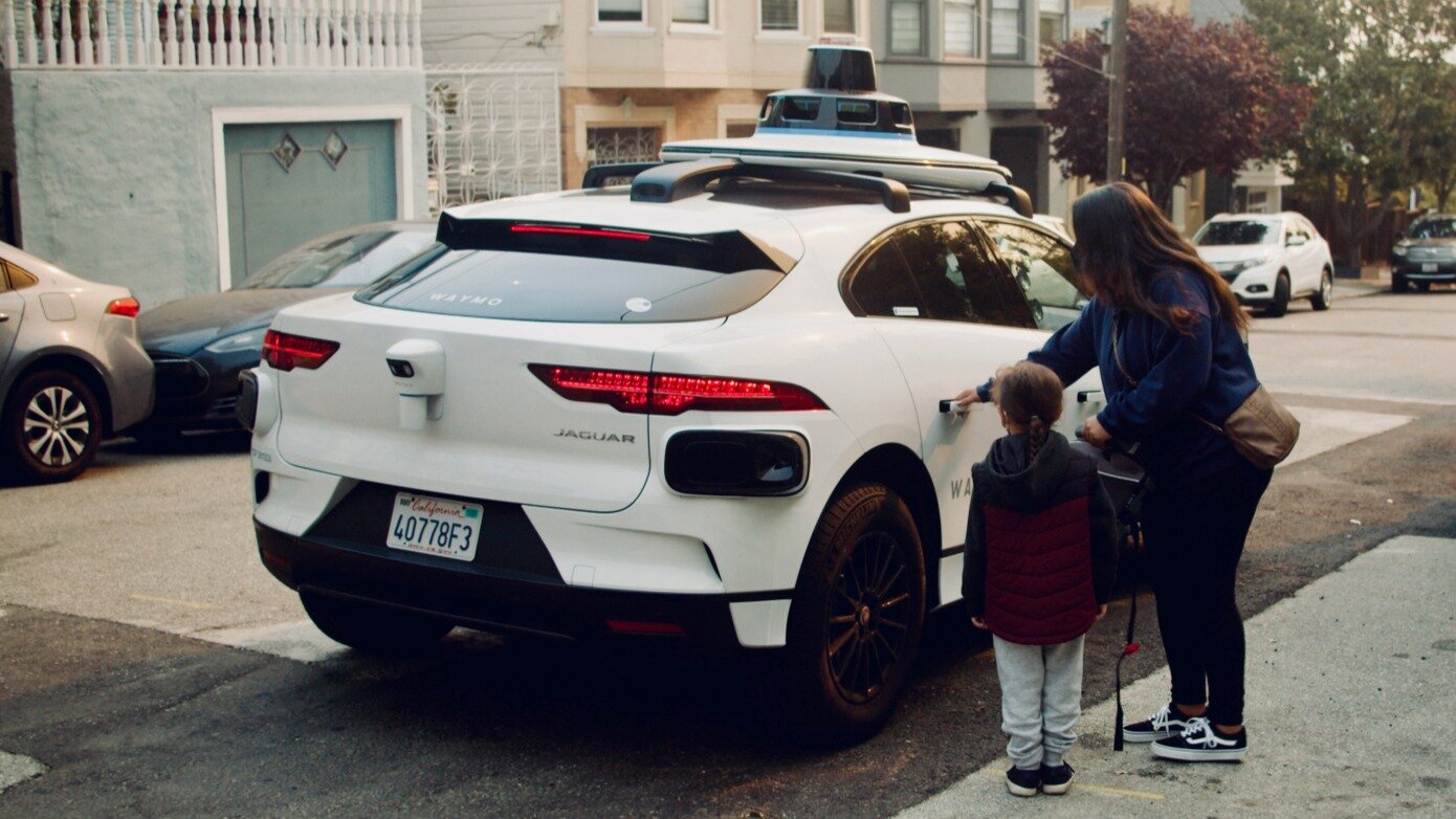 Waymo запустило роботакси в Сан-Франциско, но не для всех и с таксистом за рулём