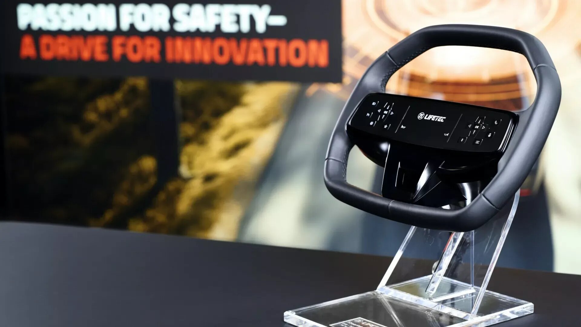 Компания ZF представила инновационный руль с подушкой безопасности в верхней части