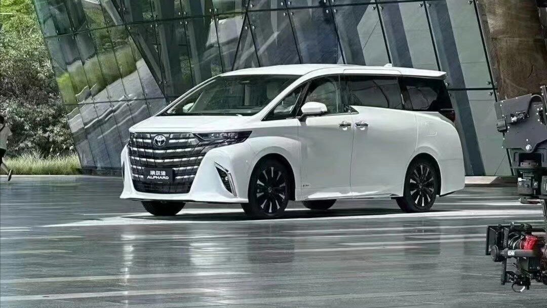 Полностью рассекречена внешность нового минивэна Toyota Alphard