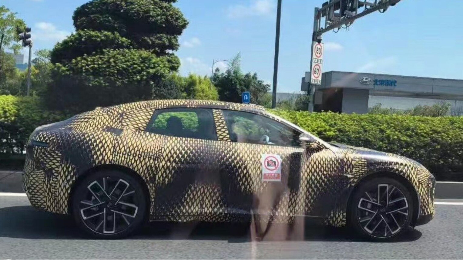 Конкурента Tesla Model 3 от Avatr сфотографировали на тестах в Китае