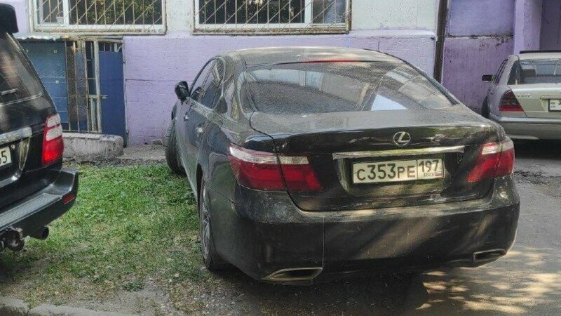Раскрыты данные по штрафам за парковку на газонах в Москве