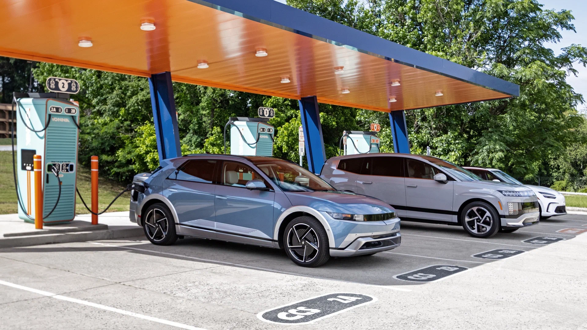 Hyundai удешевит батареи для электрокаров и запустит роботакси