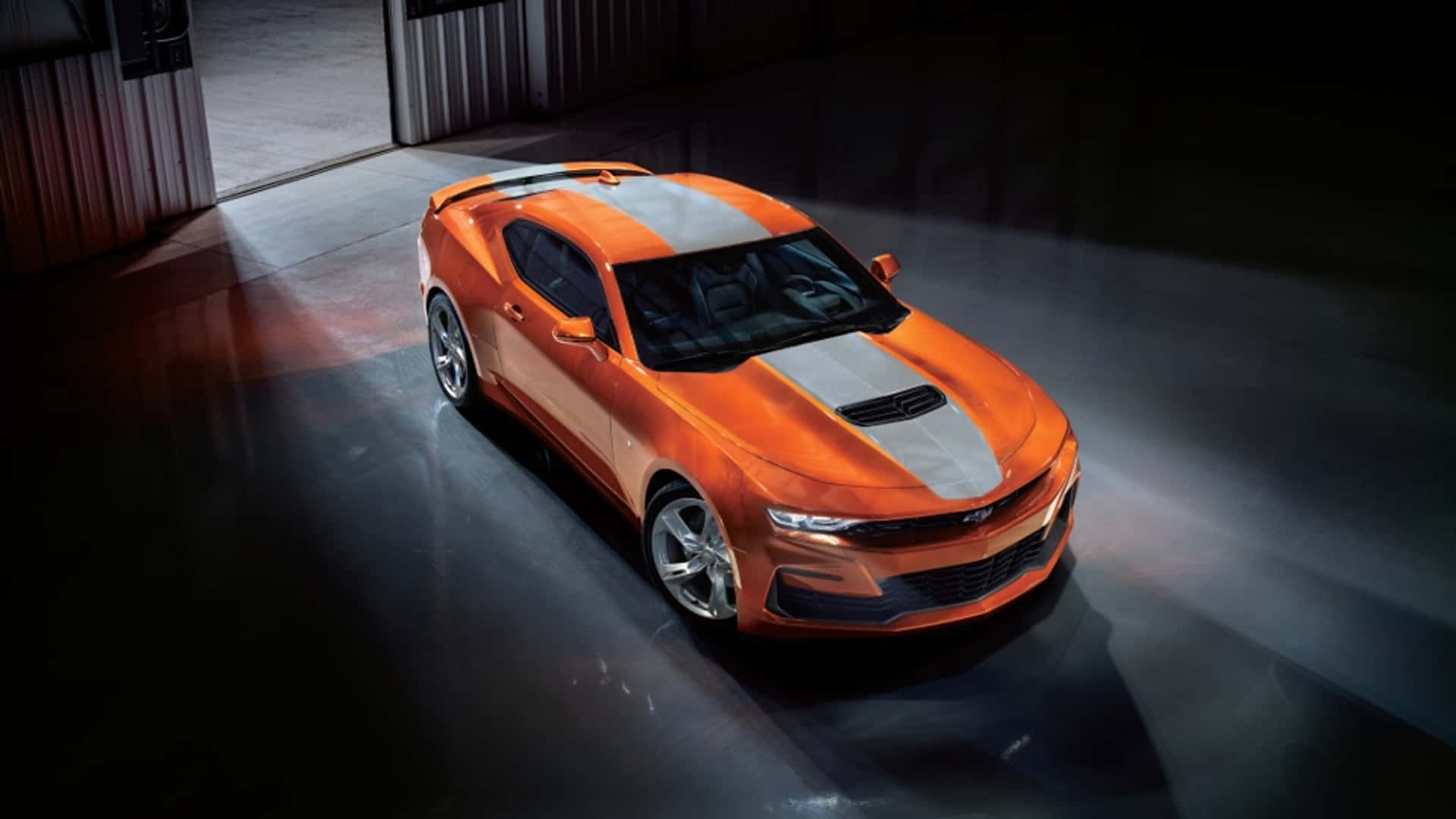 Chevrolet и граффити-художник представили особый оранжевый Camaro для Японии
