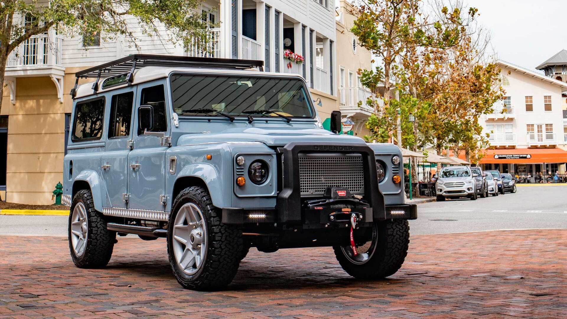 Классический Land Rover Defender превратили в электрорестомод с начинкой от Tesla