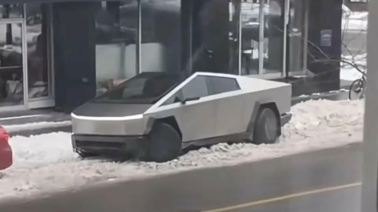 Пользователей соцсетей удивило видео, где Tesla Cybertruck застрял в неглубоком снегу
