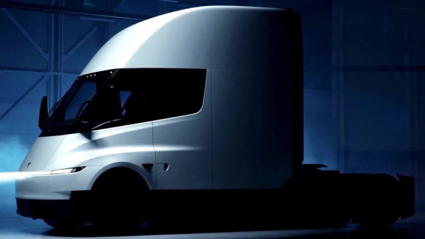 Обновлённый тягач Tesla Semi: первое фото