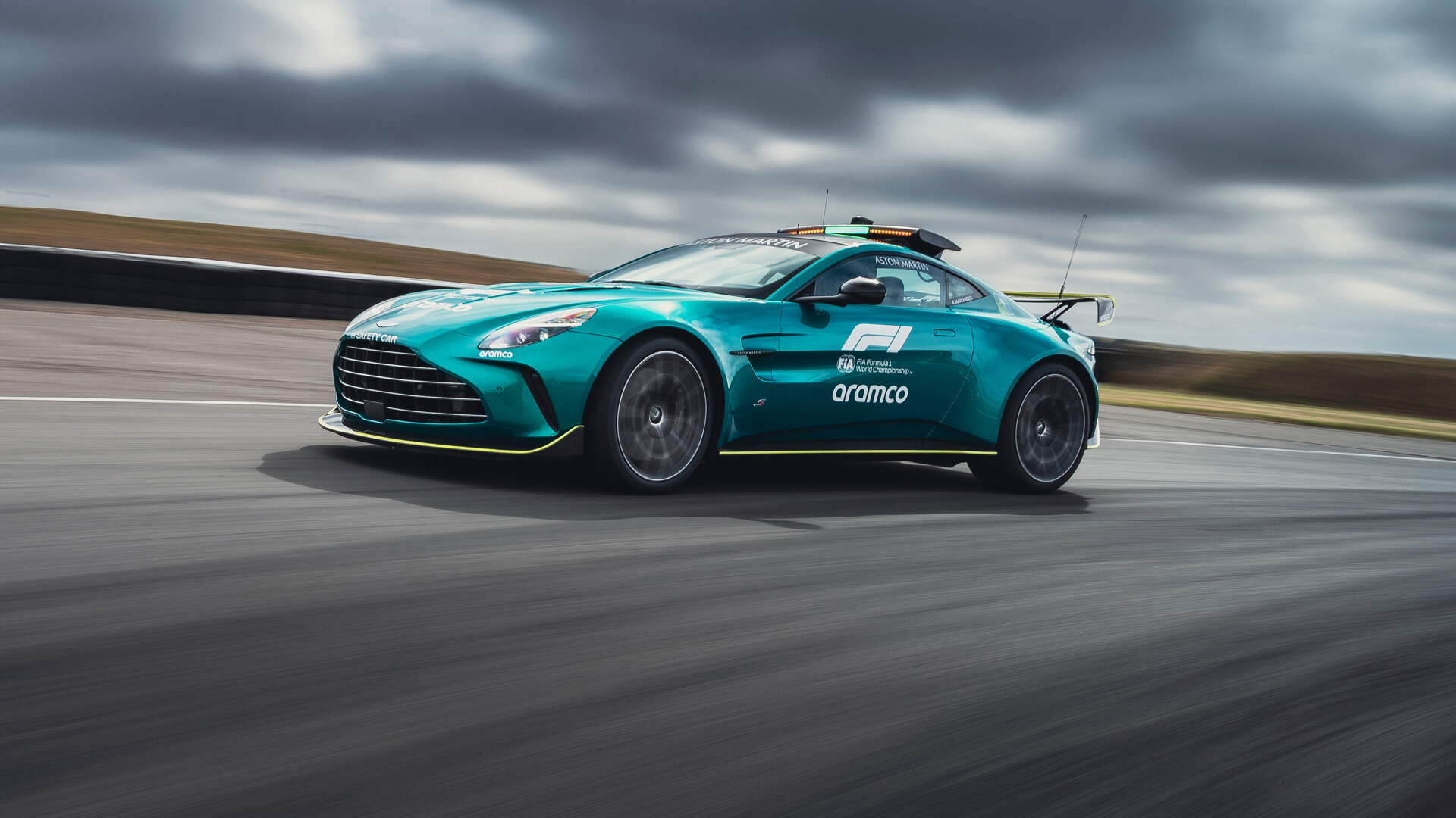 Aston Martin прекратит поставку автомобилей безопасности для Формулы-1