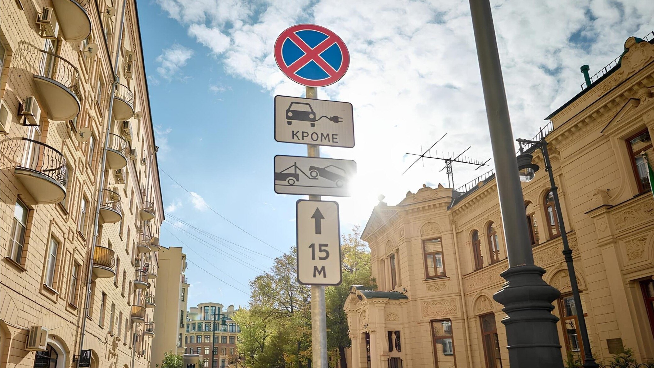 Москвичи стали реже парковаться на обычных машинах у зарядок для электрокаров