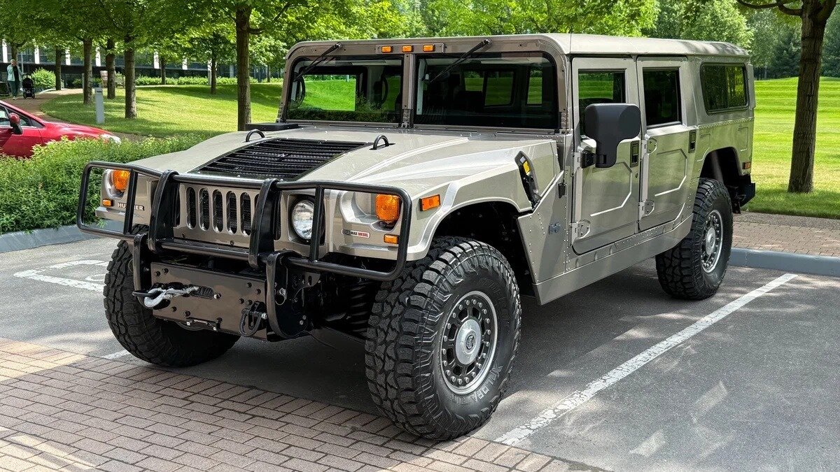 В Москве продают Hummer H1 по цене квартиры
