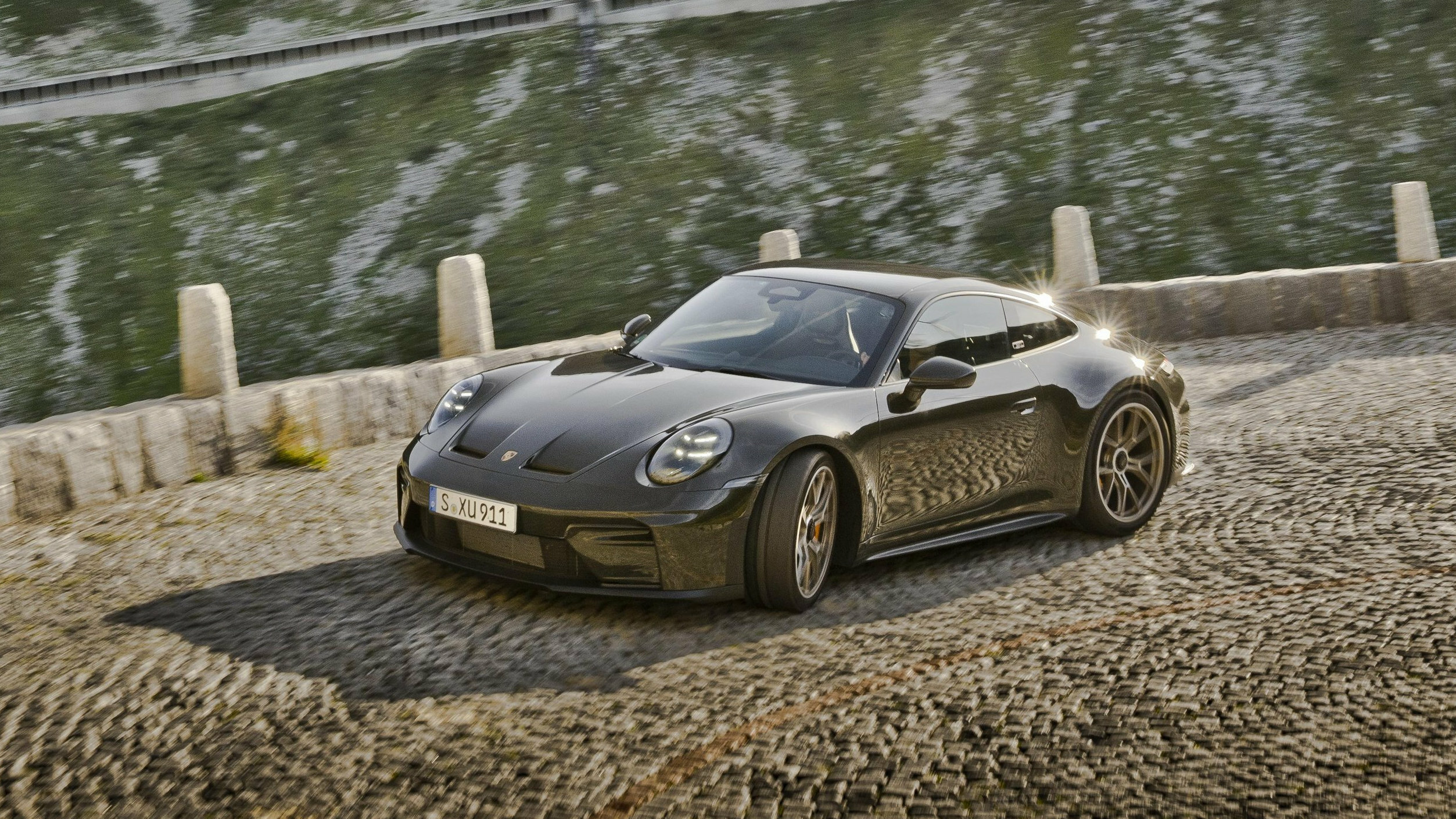 Особый Porsche 911 GT3 Bergsport с большим бензобаком посвятили Альпам