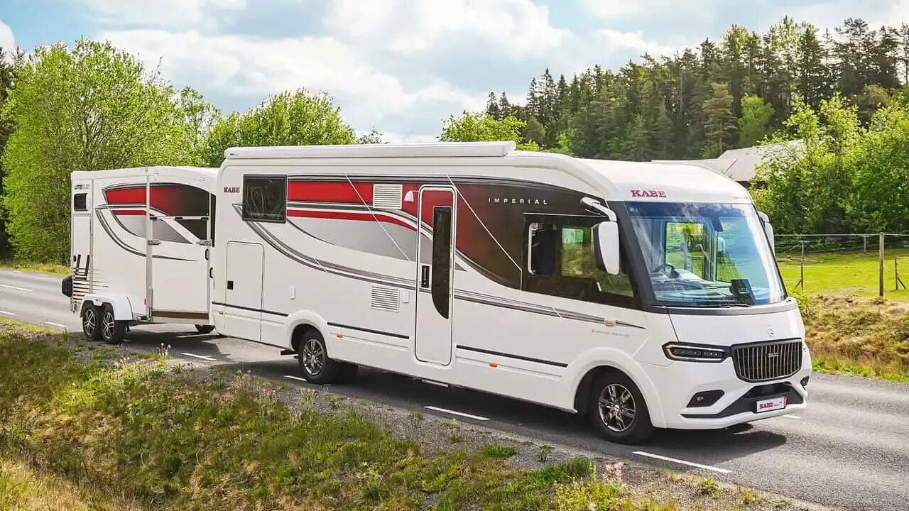 Mercedes-Benz Sprinter превратили в 8,3-метровый полноприводный кемпер