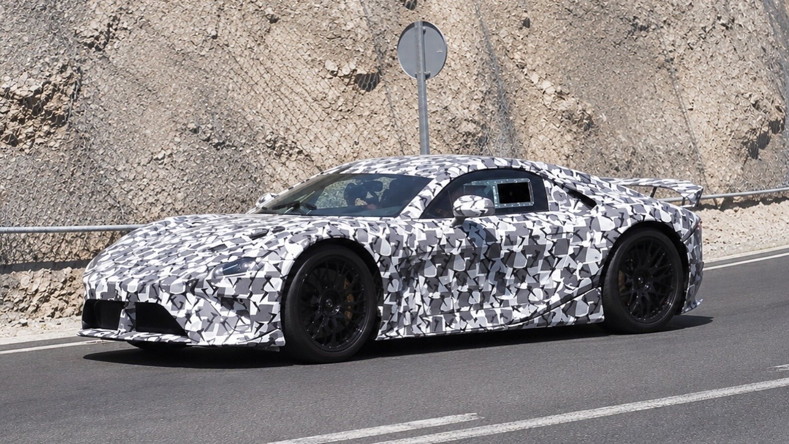 Lexus вывел на тесты электрический суперкар LFA