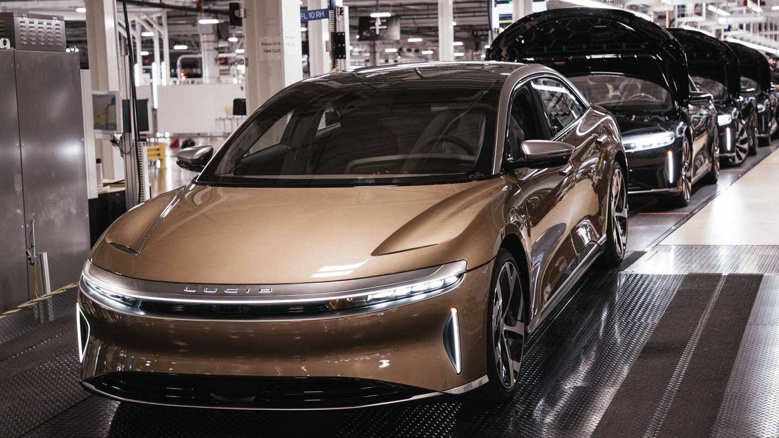 Tesla под угрозой: началось производство самого дальнобойного электрокара в мире