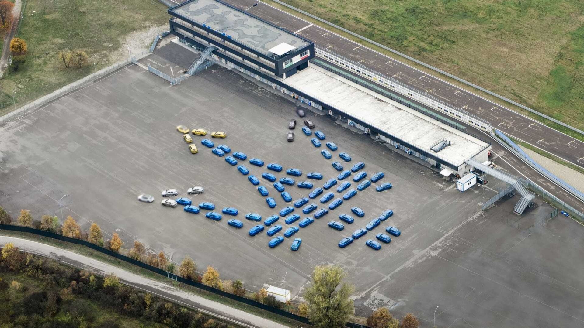 Maserati составила свой логотип из 80 секретных кроссоверов