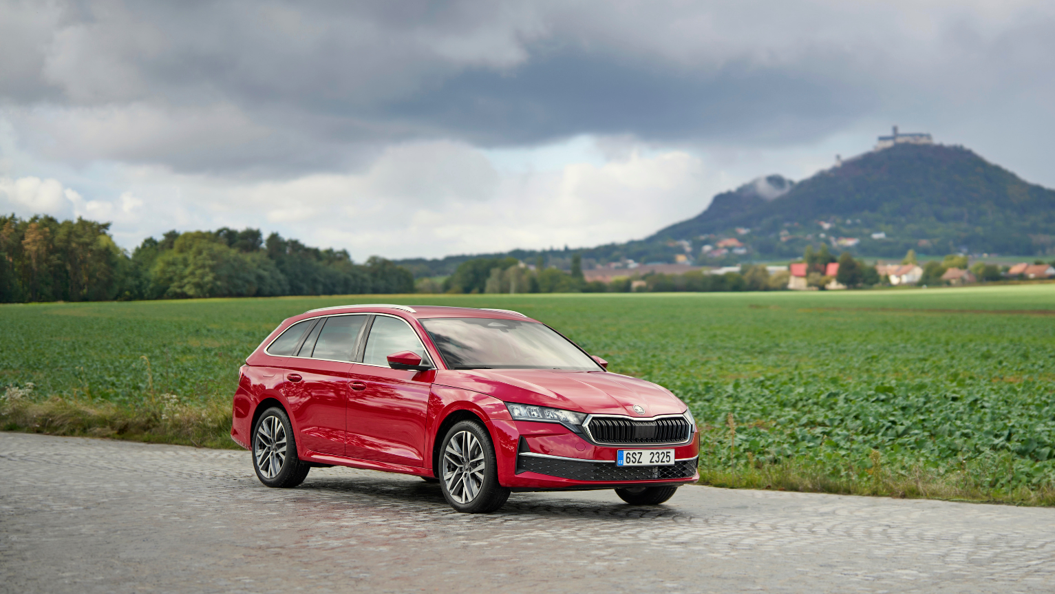 Skoda Octavia стала гибридом с расходом 4,3 литра на сотню