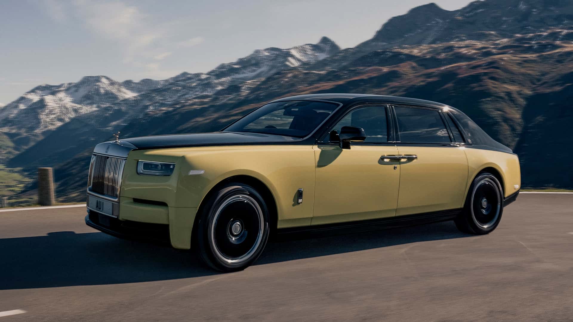 Rolls-Royce представил «бондовский» Phantom со слитком золота в салоне